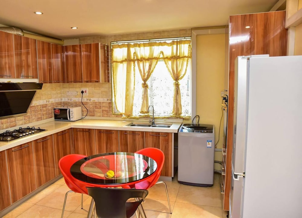Magnificent Serviced 1 and 2 Bedroom Apartments view 4