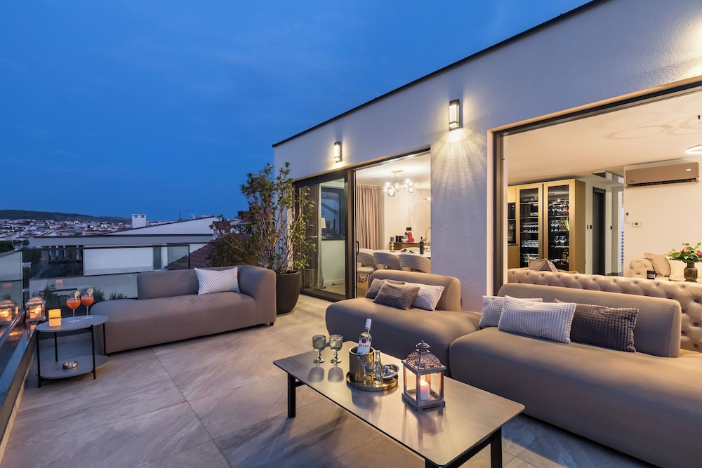 Villa Palace Al Nera Luxurius at sea With 2 Swimming Pools Saunas