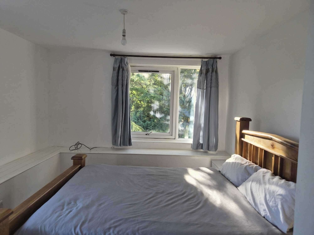 Hawick - House - Sleeps 9 - Hot Tub
