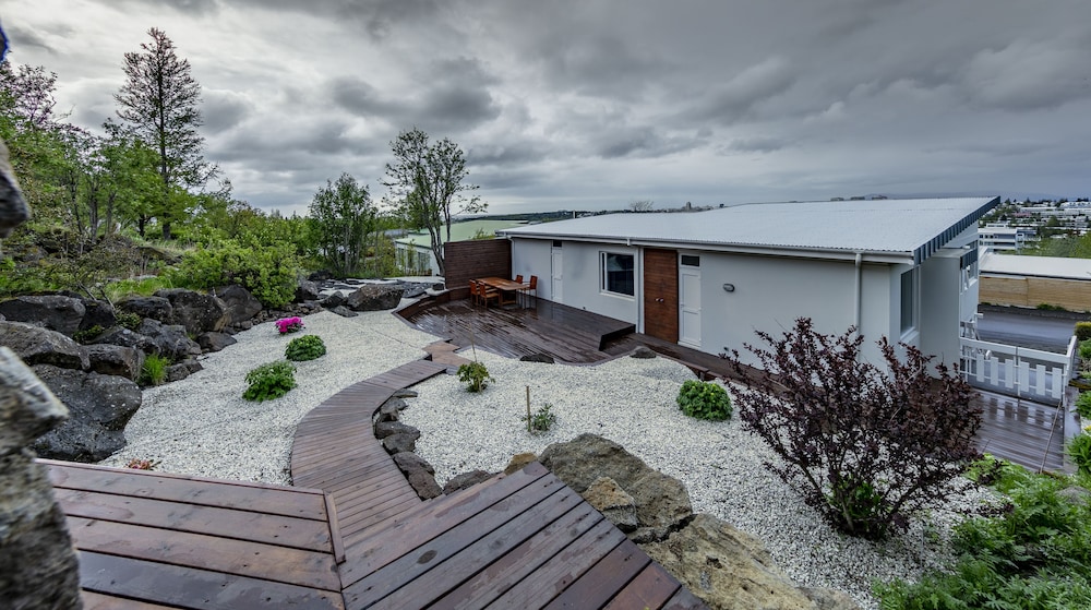 ICELAND SJF Villa , Hot tub & Outdoor Sauna Amazing Mountains View - 15 min to downtown