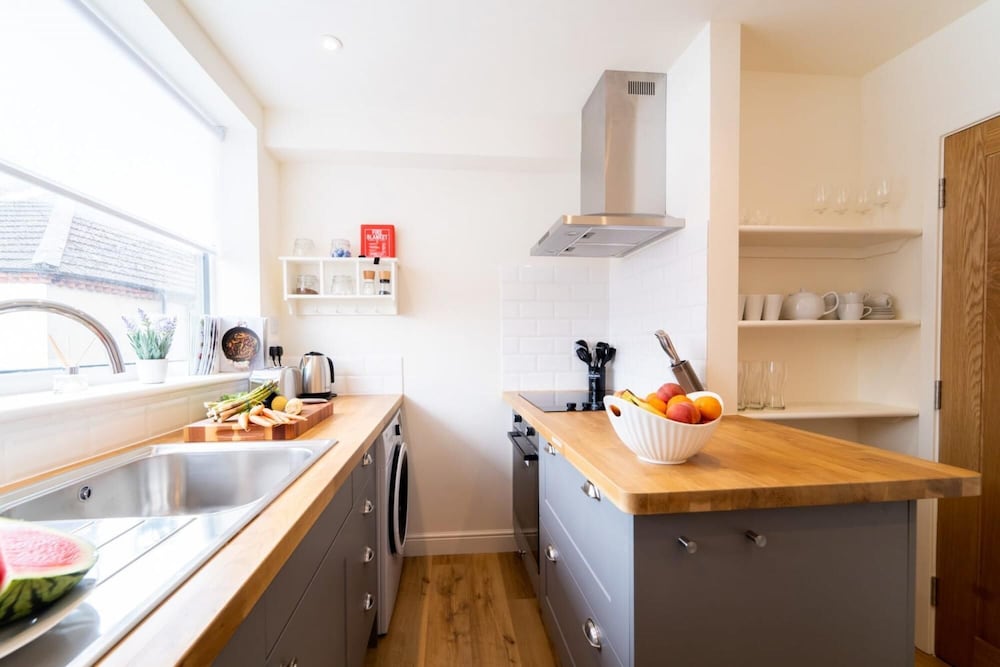 Stylish Spacious 1 bed Apartment - Downtown view 3