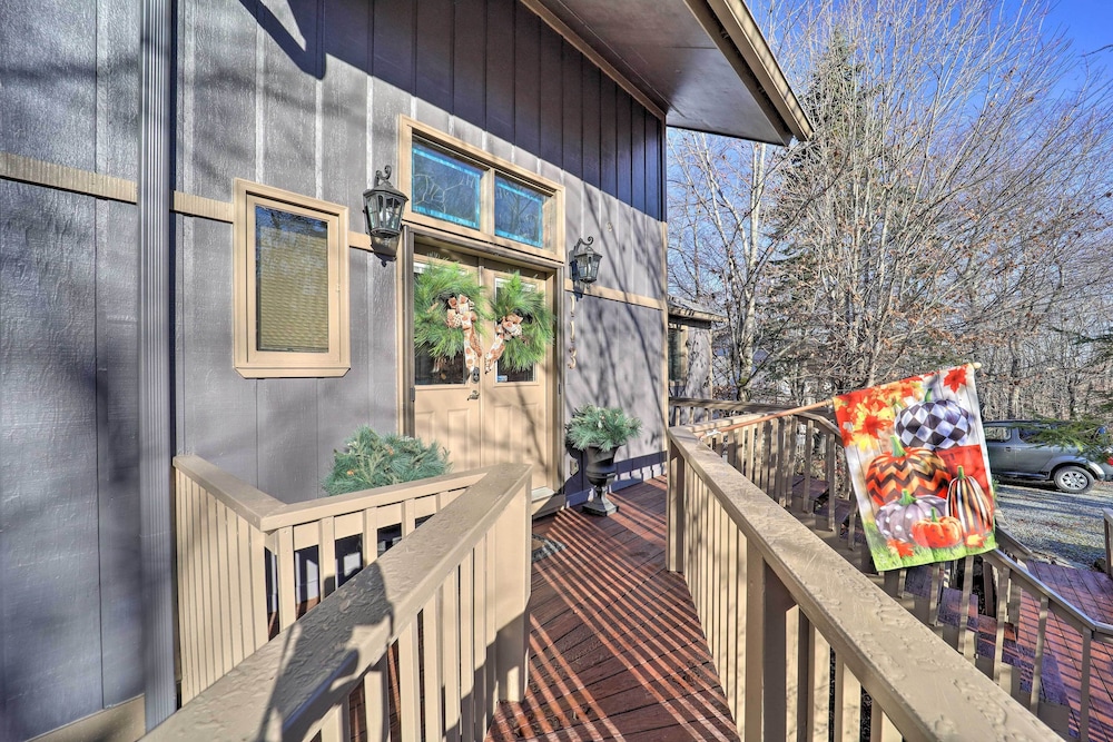 1/2 Mi to Beech Mountain Slopes: Cozy Family Home! view 4