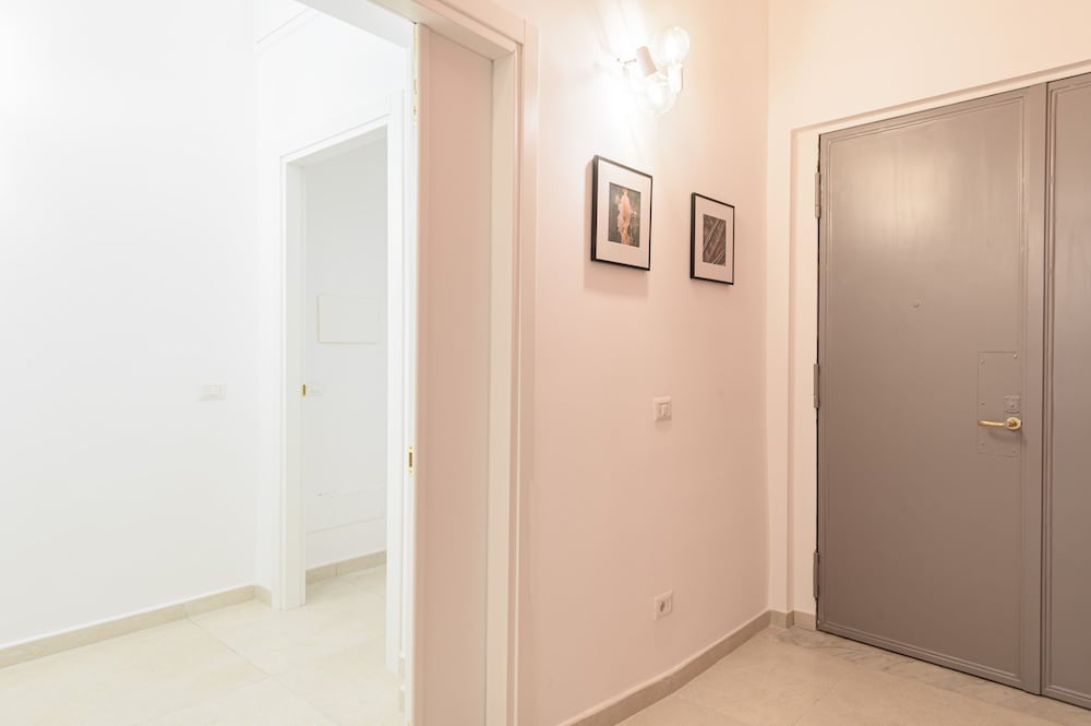 Into Mann in Naples With 5 Bedrooms and 5 Bathrooms