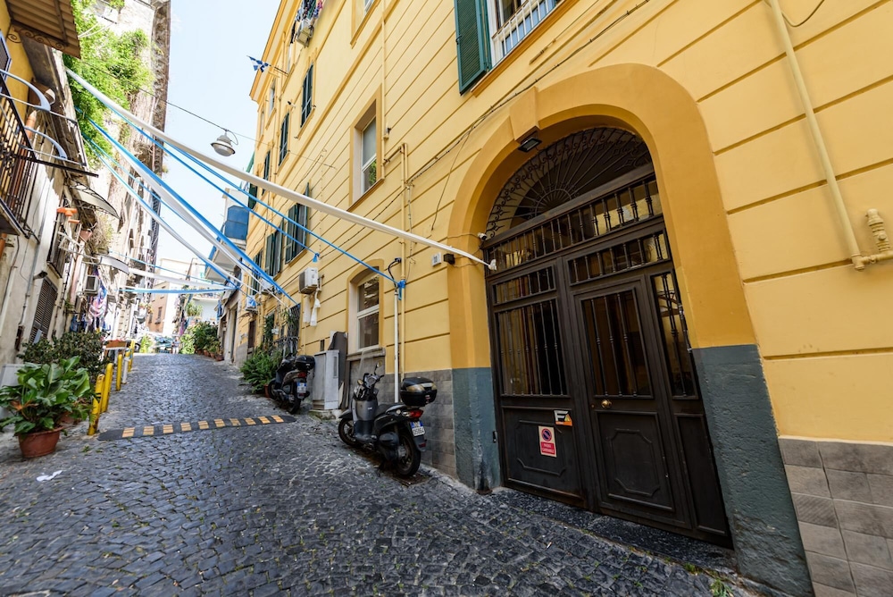 Casa Rega in Naples With 1 Bedrooms and 1 Bathrooms