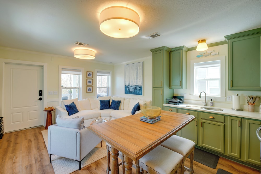 < 1/2 Mi to Beach: Gem w/ Lanai in Pass Christian