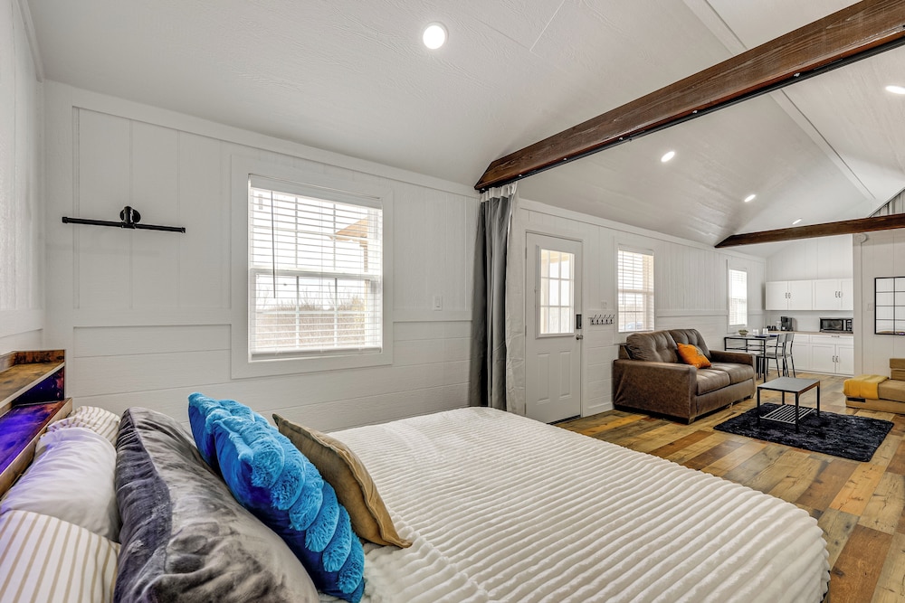 Hike, Hunt & Fish: Pet-friendly Studio in Dilley!