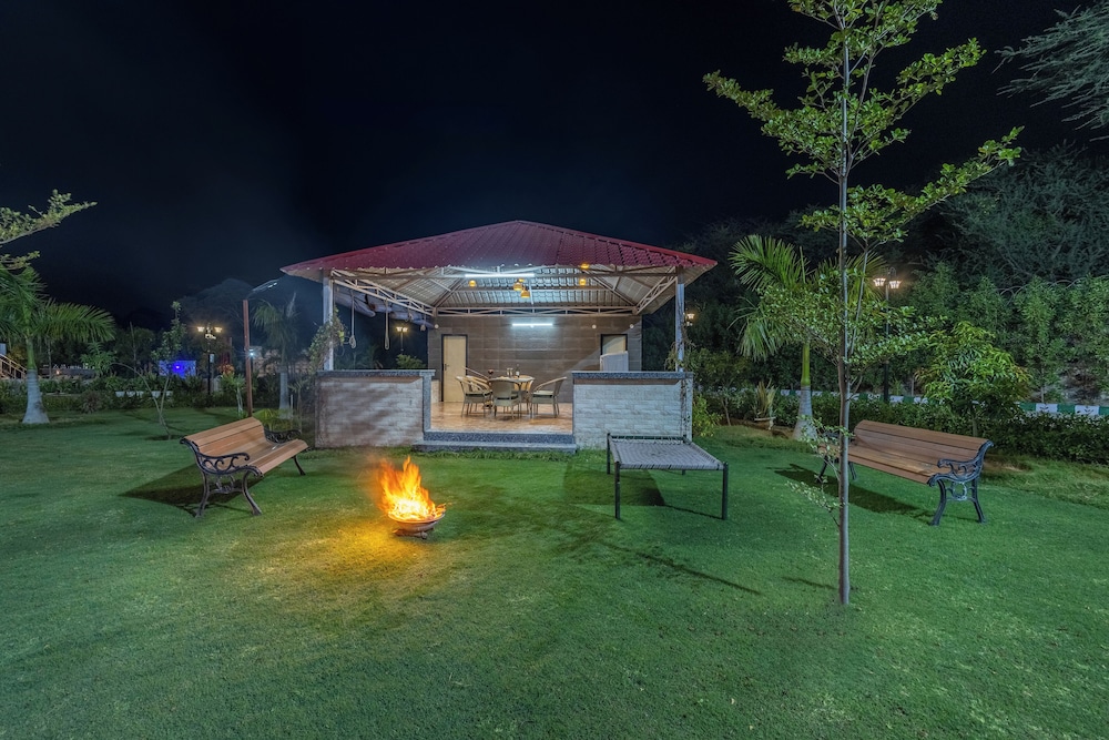 ELIVAAS 5 BHK With Pvt Pool - Zenora