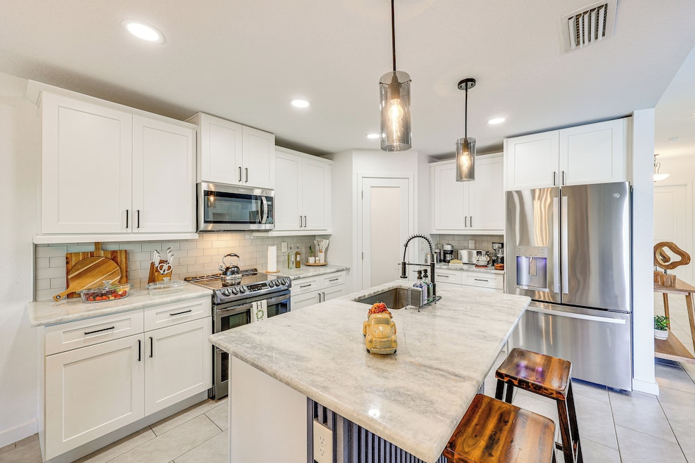 Poolside Oasis & Outdoor Kitchen: Cape Coral Home