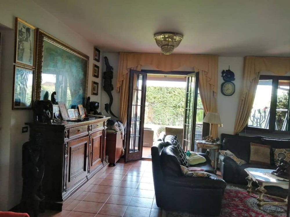 Villa Sleeps 6 With Garden and Gym