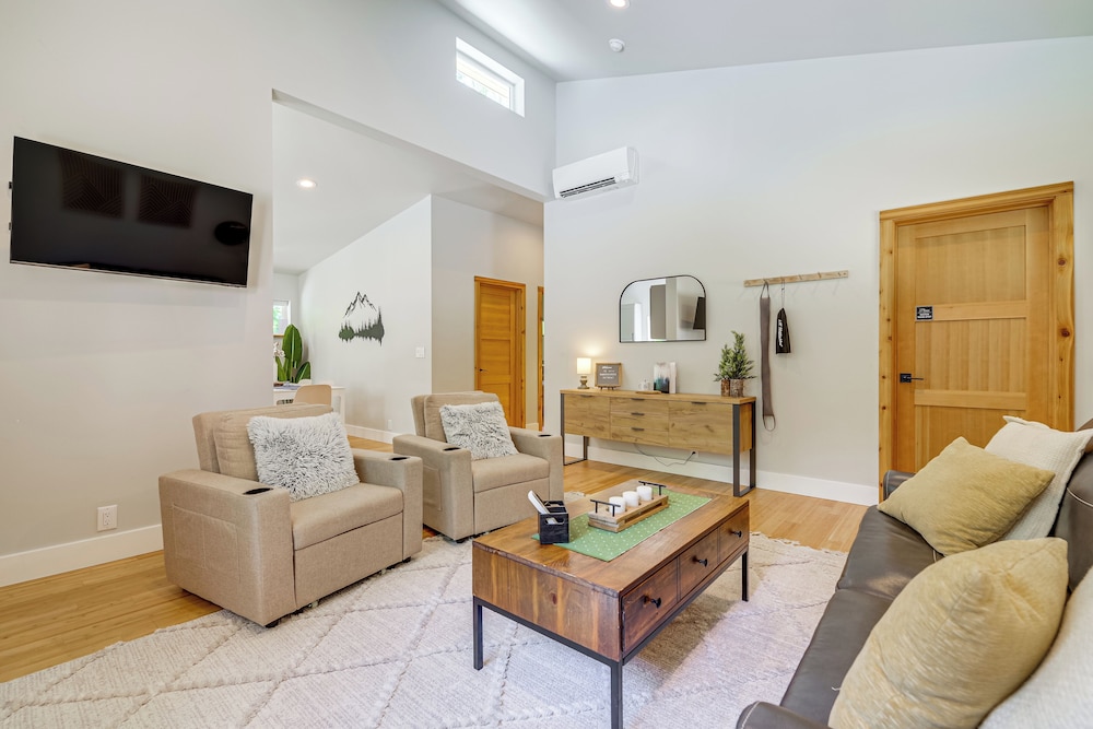 Deck, Hot Tub & Views: Sleek Getaway in Index!