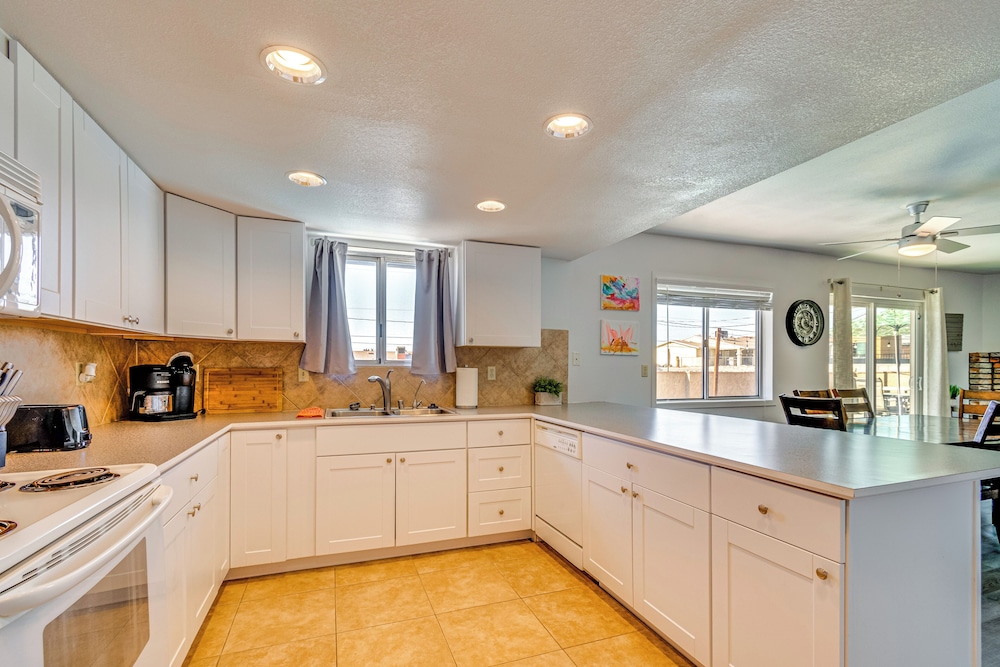 2 Mi to Lake Havasu: Pet-friendly Home