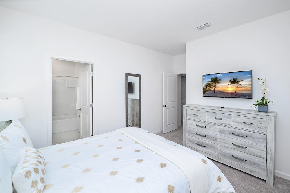 Upstay Luxury Resort Home w Pool & Patiosleeps 26