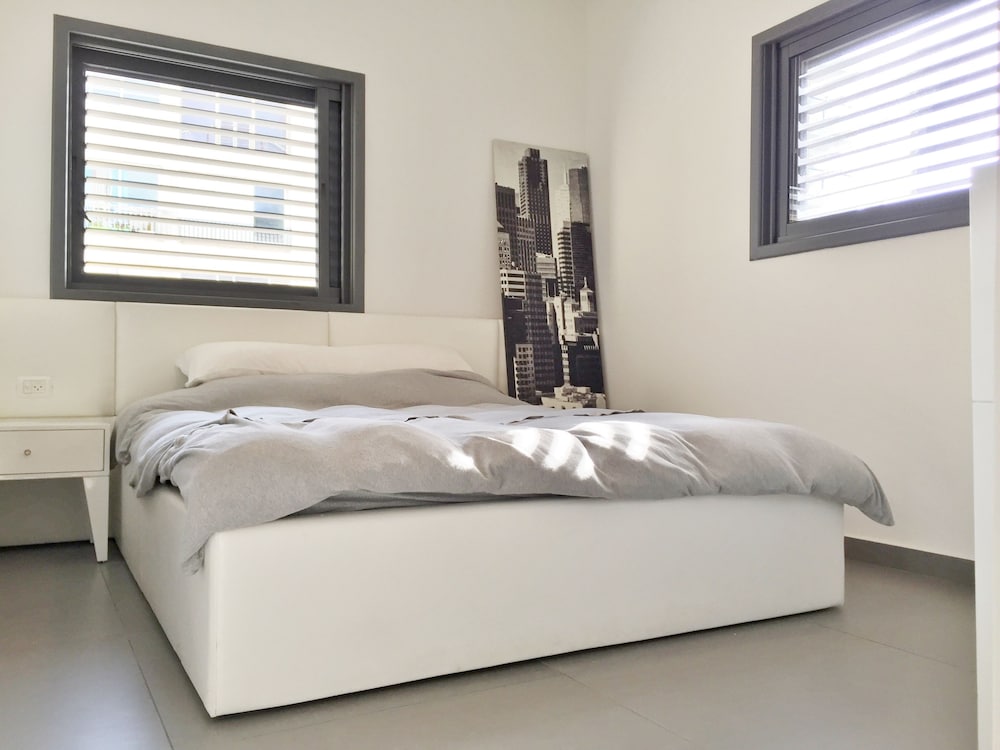 Hilton Beach Stunning Designer 2BR APT