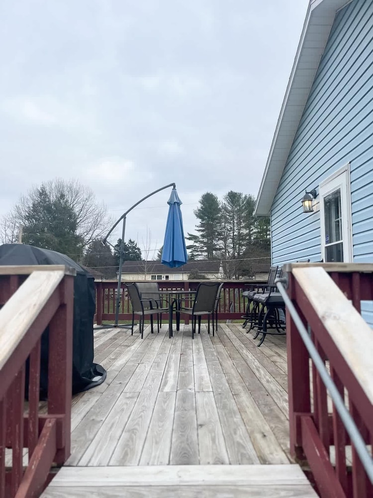 Blue Cottage With Game Room Deck & Hot Tub