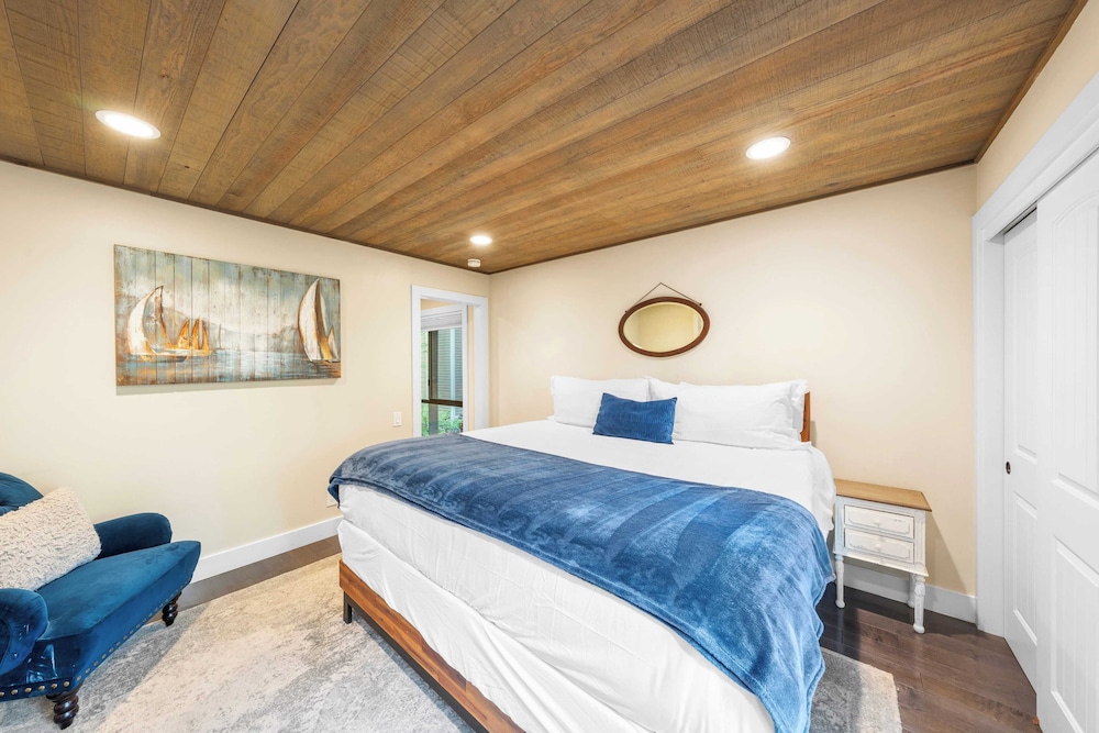 Near Ski, Beach, & Hiking Trails + Clubhouse Pool & Hot Tub Access Juanita Blue by Avantstay