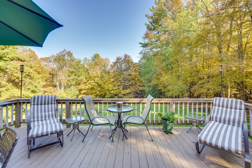 Tranquil 3 BR Stockbridge House w/ Private Deck!