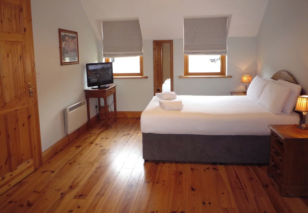 Dingle Courtyard Cottages view 4