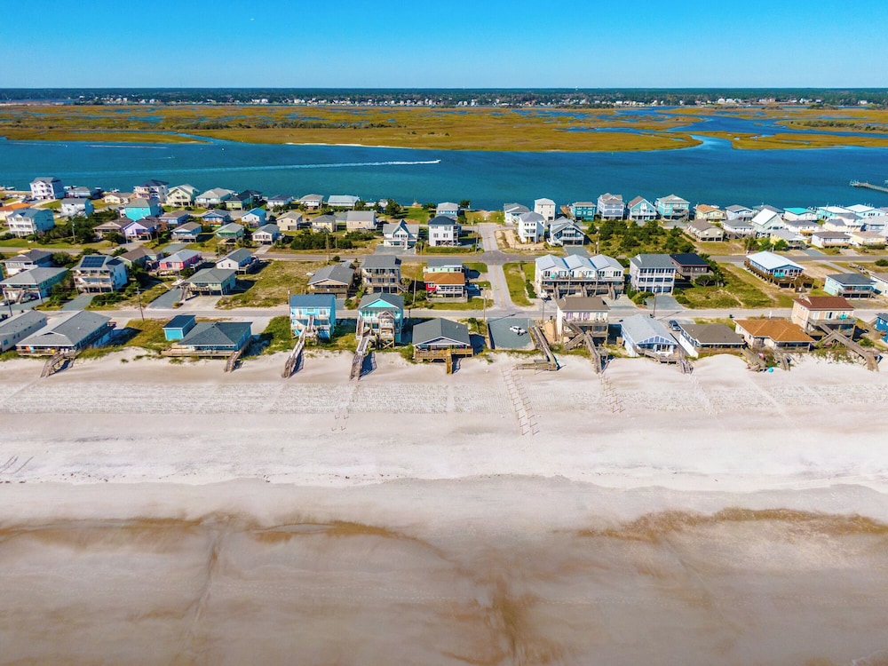 Sea Paradise Cottage by Topsail Realty