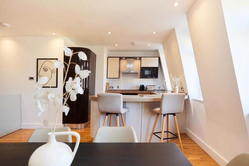 The Ladbroke Grove Crib - Elegant 2bdr Flat With Terrace