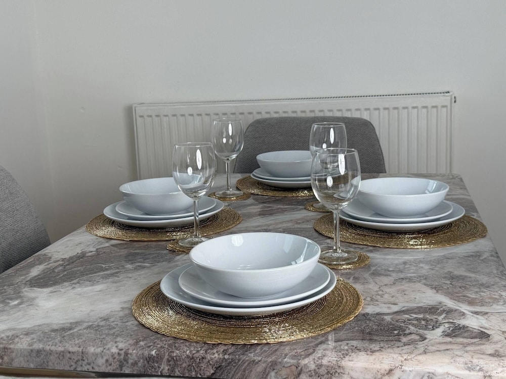 Urban Calm Spacious 3-bed Home With Free Parking