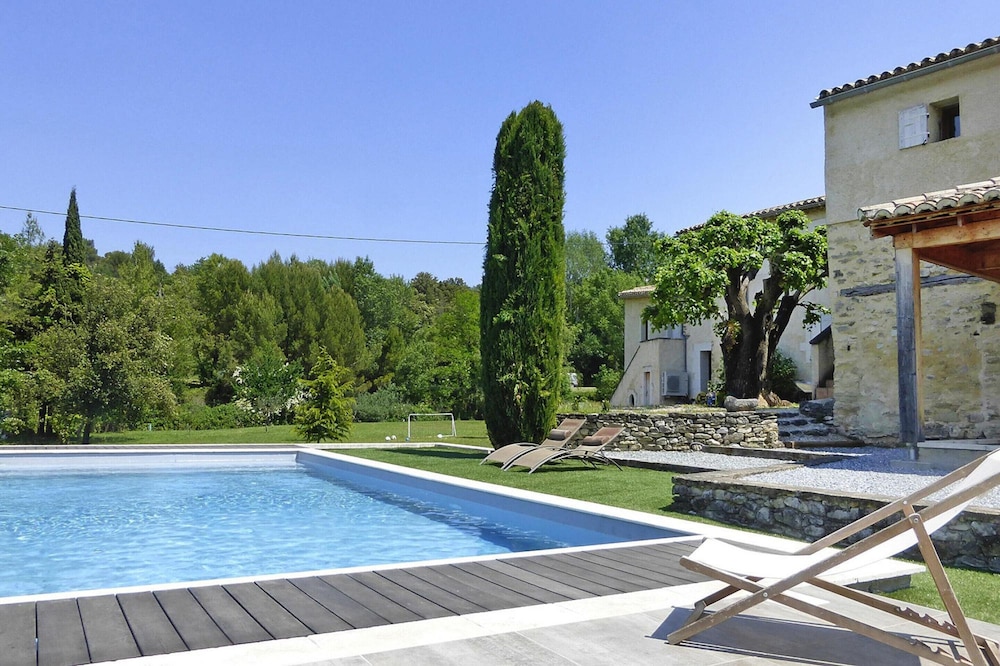Charming Holiday Flat With Shared Pool, Malaucene