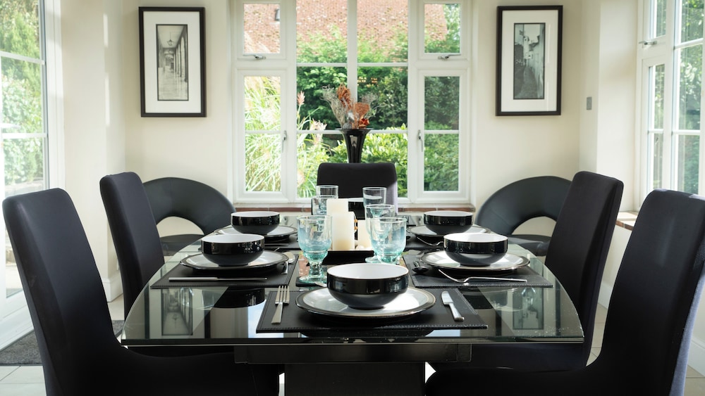 Superb 4BD Stay in Wyton and Houghton Village