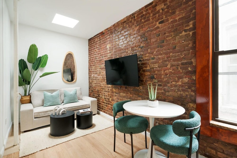 153-5a Charming 2BR LES W D