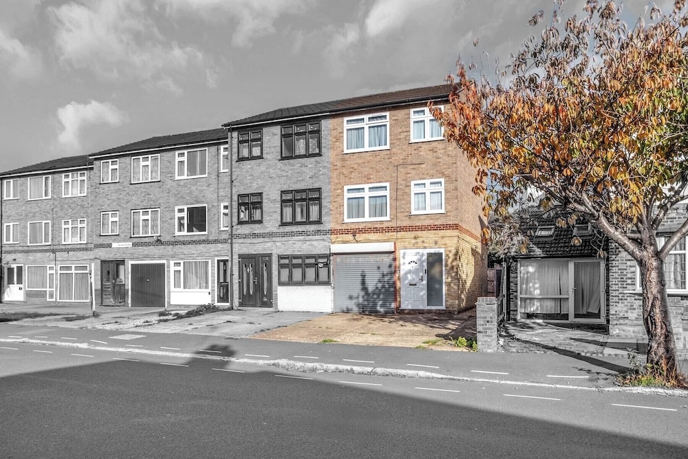 4 Bedrooms - Up To 14 Guests - Free Parking