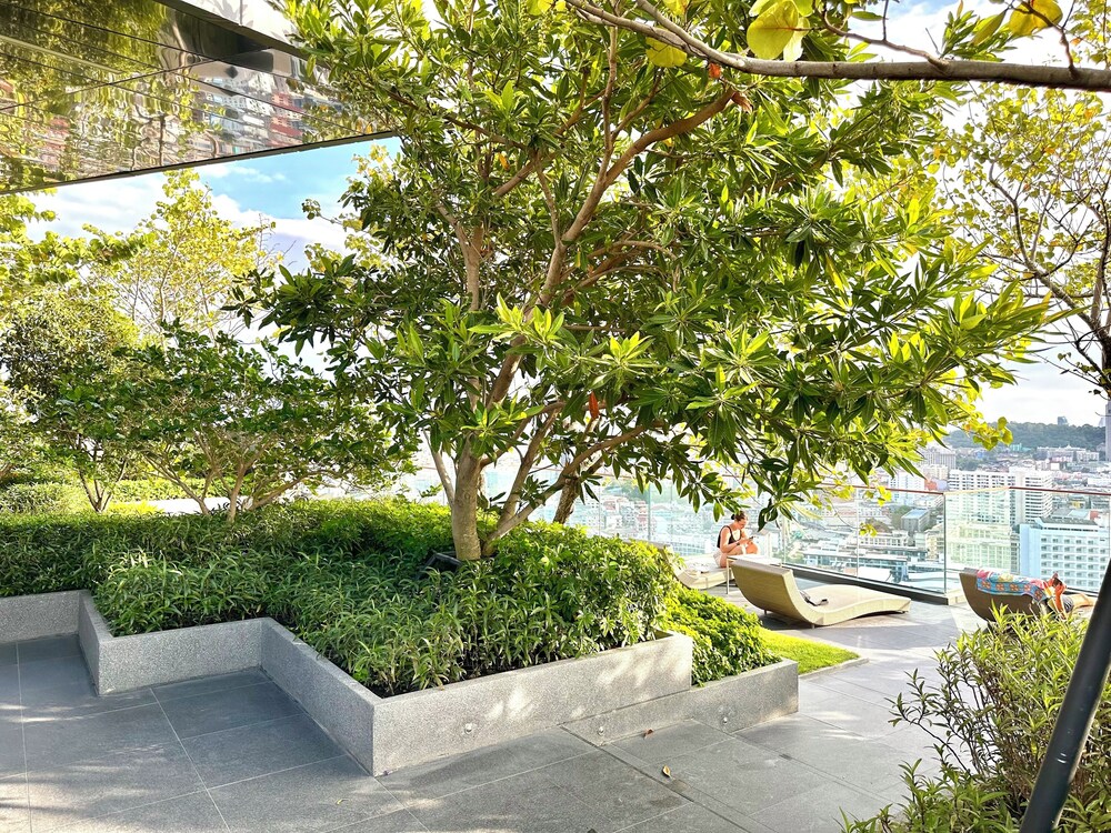 The Edge Central Pattaya by Pattaya Holiday