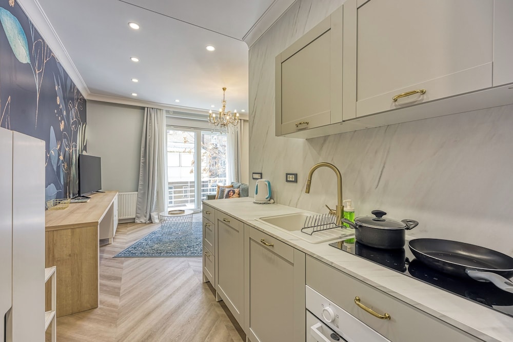 Boutique Downtown Studio with Balcony 1