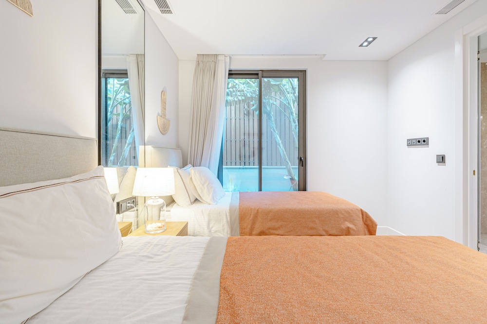 3-Bedroom Beachfront Villa with Hotel Amenities