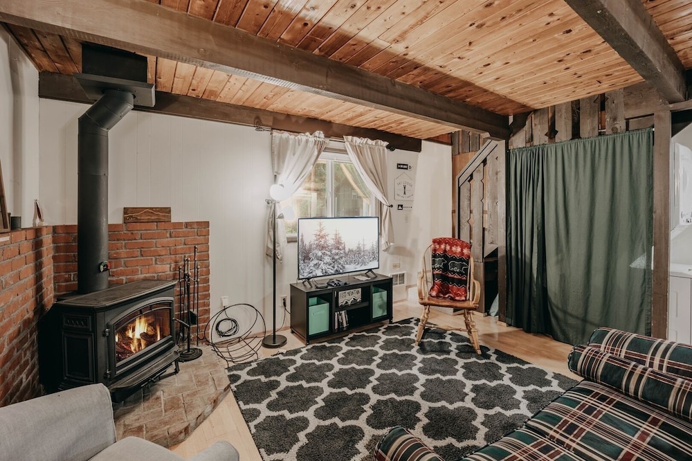63mbr - Hot Tub - Bbq - Pets Ok - Wifi - Sleeps 6 2 Bedroom Home by RedAwning