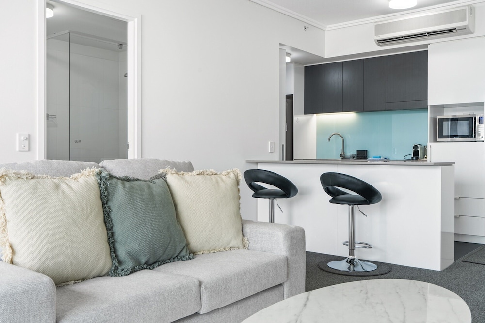 Chic 1 Bed Inner-city Retreat With Pool and Views