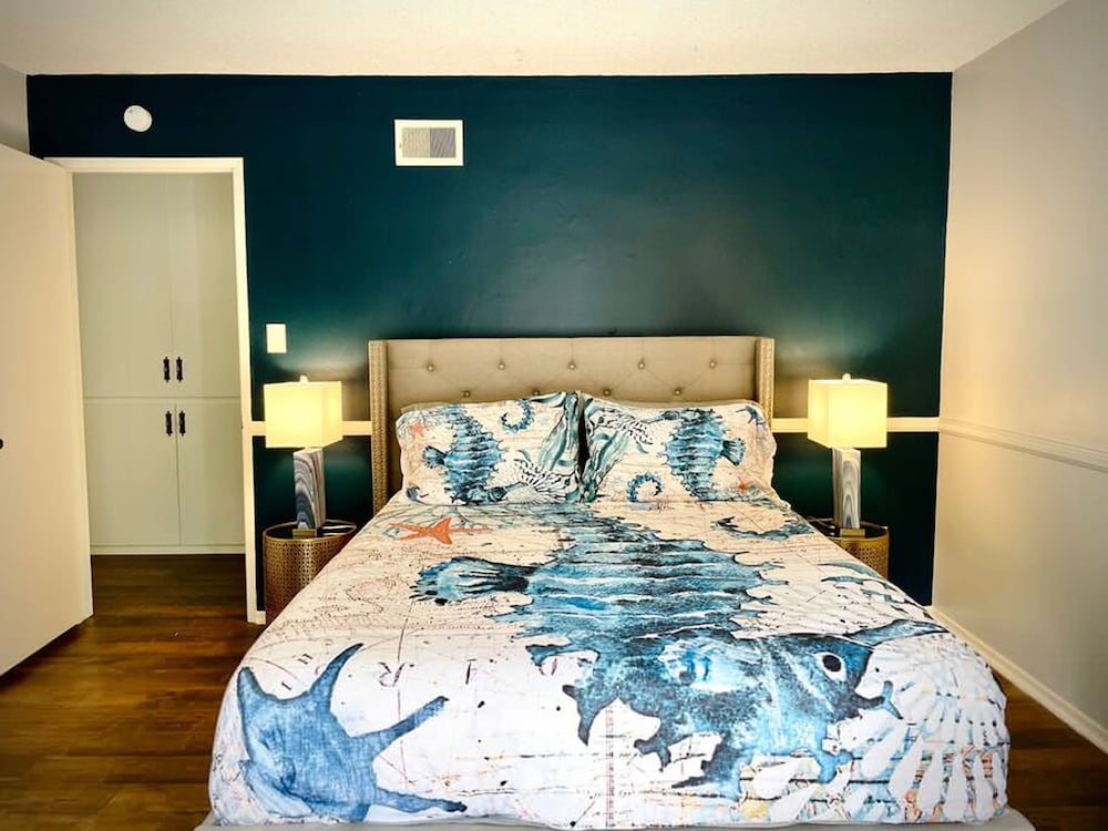 Pacific Dreams at Woodland Hills Distinguished 8 Br 6 5 BA Residence With Pool and Spa Sleeps 16