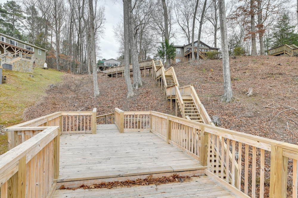 Lakefront Retreat w/ Dock, Patio & Grill in Bracey
