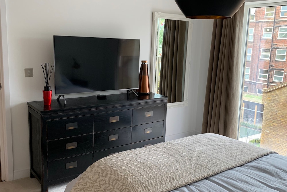 Chic London Apartment - Saint Clements Retreat