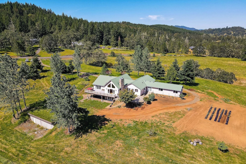Romantic Vineyard Getaway in Oakland: Mtn Views!
