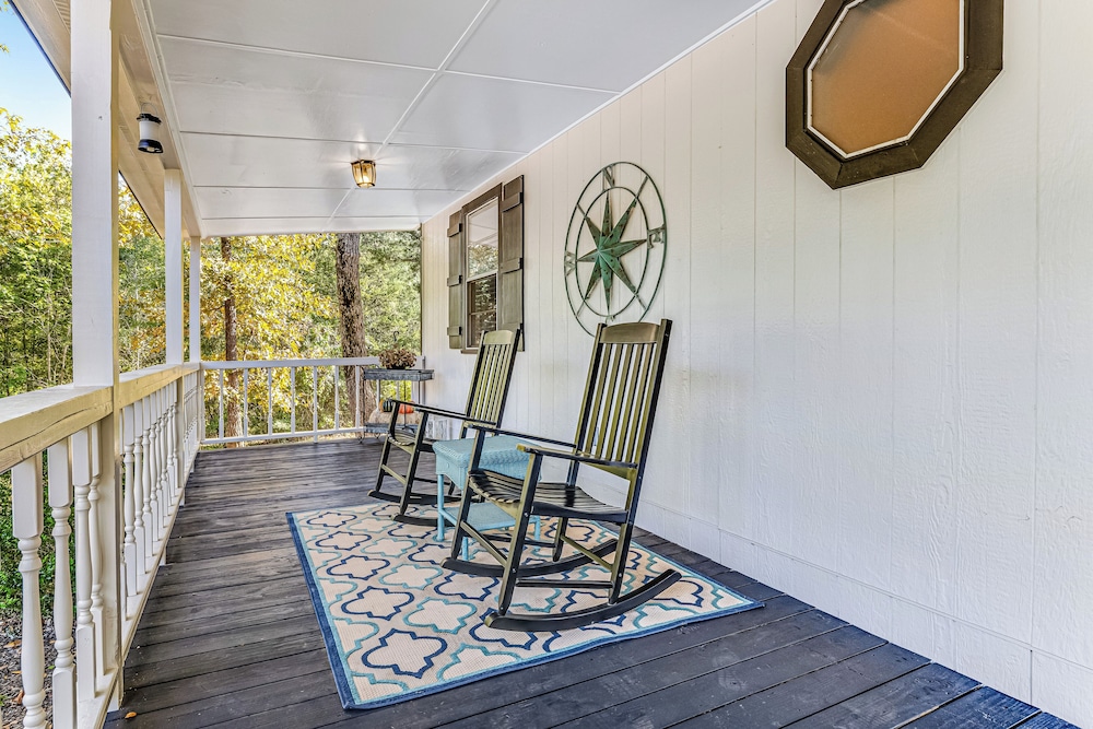 2BR Dog-friendly Home Near Lake w/ Fire Pit