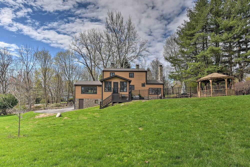 Lovely Highland Home w/ Pool & Hot Tub! view 3