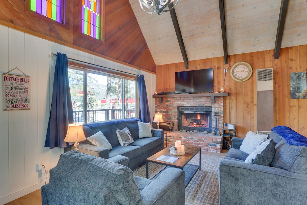 Cabin w/ Deck, Fire Pit & Big Bear Lake Access!