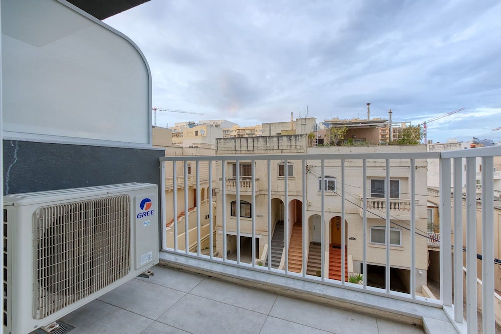 Central Msida Modern Bright Comfortable
