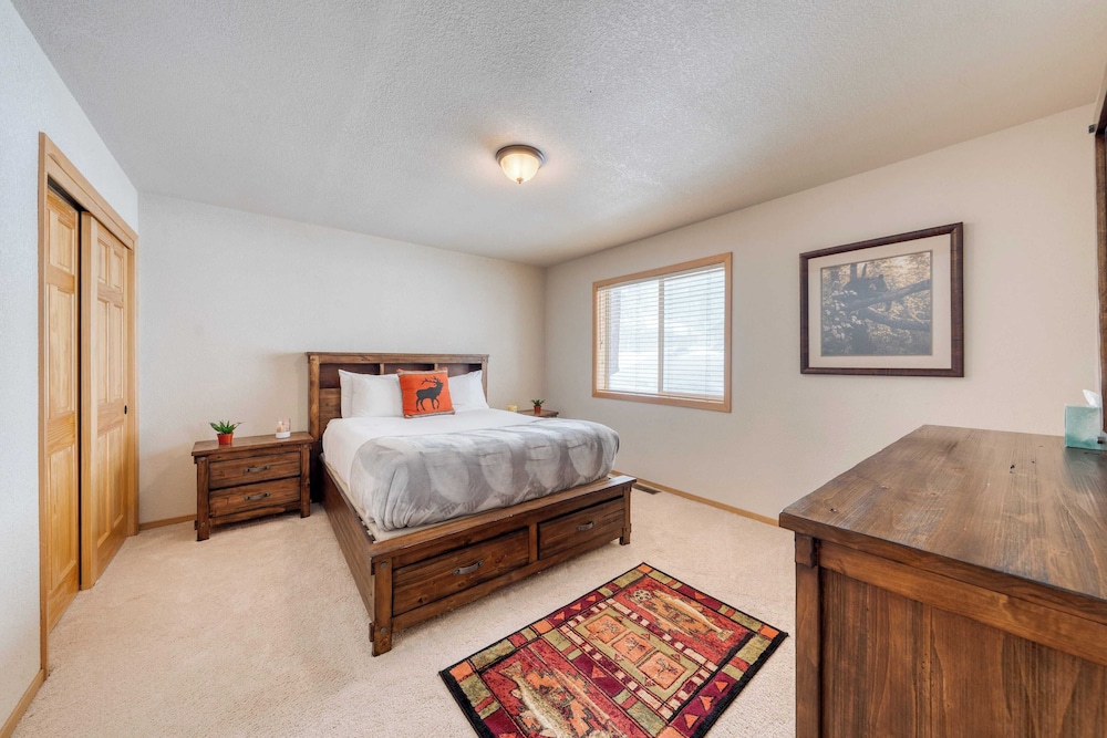 Cabin Retreat w/ Hot Tub & Fireplace - Near Northstar and Downtown Truckee