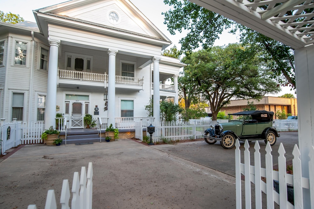 Sulphur Springs Vacations - Oaklea Mansion Bed and Breakfast - Property Image 1