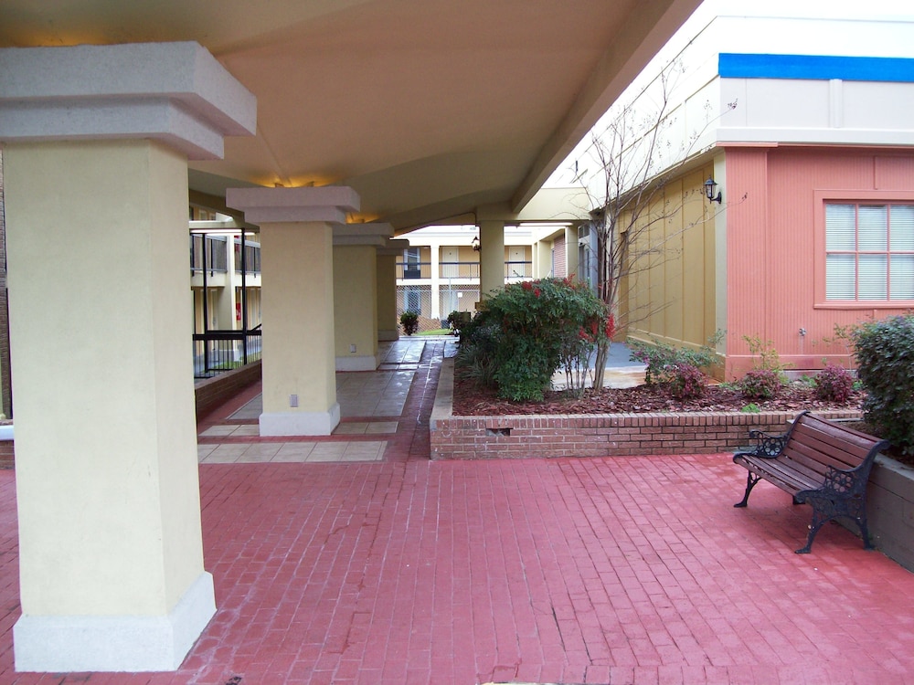 Statesboro Vacations - Quality Inn  Suites Conference Center Statesboro Historic District - Property Image 25