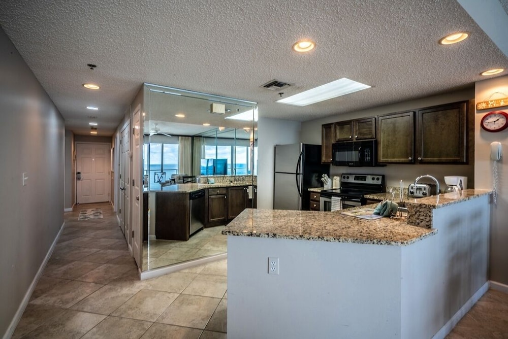 Sterling Sands 604 2 Bedroom Condo by RedAwning view 4