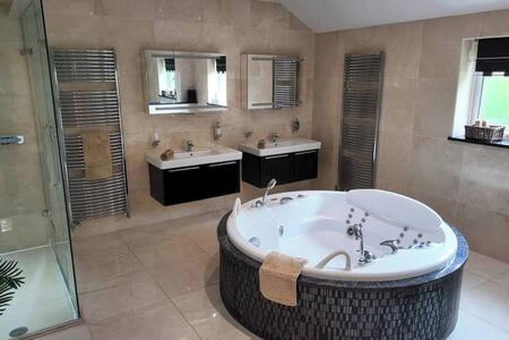 Stratford 4 BR Family Mansion With Pool, Gym & BBQ