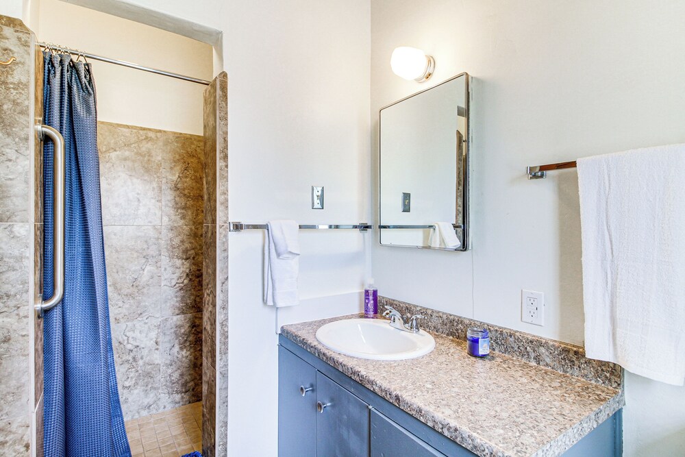 3 Mi to Zoo & Garden: Spacious Albuquerque Home