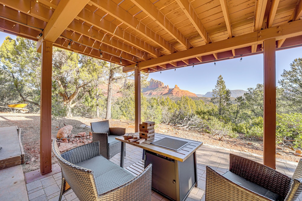 < 1 Mi to Shops: Uptown Sedona Home w/ Hot Tub!