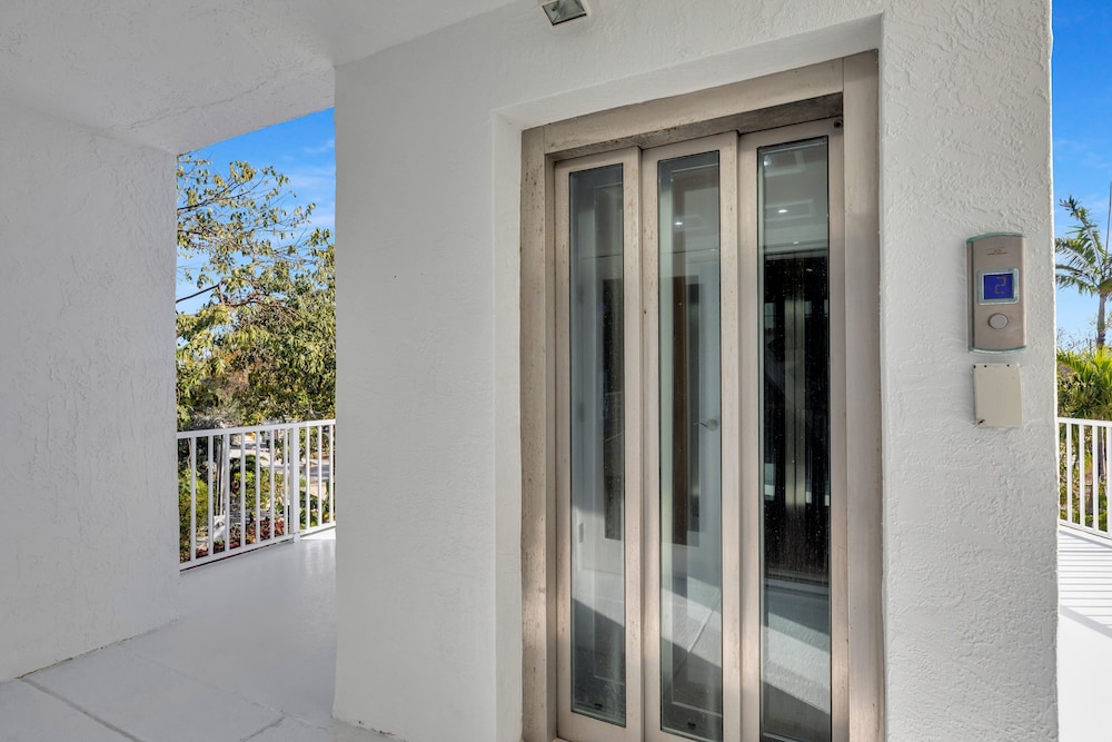 New Listing! Reel Joy Waterfront Luxe With Pool And Private Dock 4 Bedroom Home