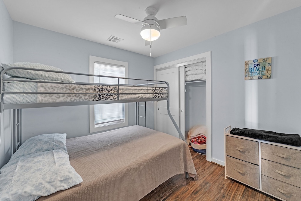 Cozy 3-br Retreat, Four Blocks To Beach & Boardwalk 3 Bedroom Home